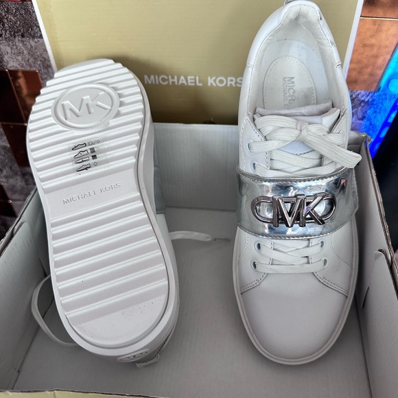 NEW Michael Kors Sneakers Size 7 - Picture 2 of 9